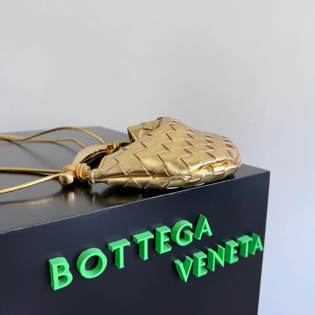 Batch of 1260 BV Mini Sardine is coming‼ ️Super high-end, stainless steel hardware + 24k real gold plating process, fish scales (concave and convex positions) are the finishing touch, the sardine bag that can be carried cross-body is completely beautiful to the heart. The metal element handle and the weaving are perfectly combined to completely integrate the artistic sense and elegance and fashion. It is really like a work of art🏺The large size is elegant, the small size is exquisite and cute, a must-have item for fashionistas, and the details are perfectly reproduced. Style number: 744267 Size 20*12*2.5